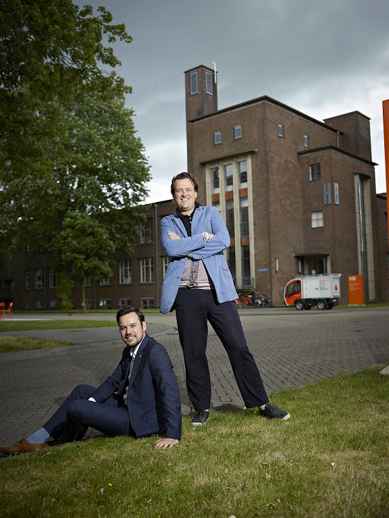 Kevin Rijke (zittend, IPKW) en Bart Schoonderbeek (Schipper Bosch) bij Industriepark Kleefse Waard in Arnhem.